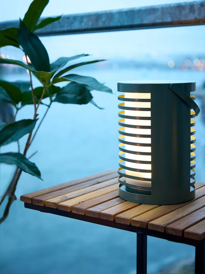 JYSK HAVTERNE oliwkowa lampa na baterie Ś16 × W22 cm — inne ujęcie z oficjalnej galerii