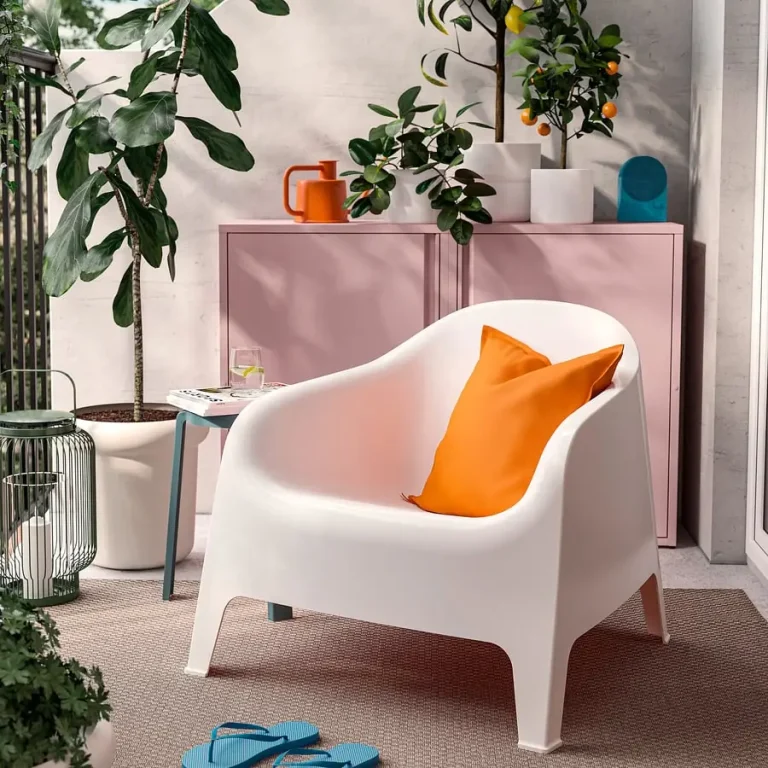 IKEA SKARPÖ biały fotel ogrodowy — inne ujęcie z oficjalnej galerii