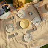 Ten sam zestaw IKEA MARULK rozłożony podczas pikniku — inne zdjęcie aranżacyjne.