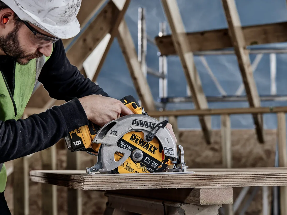 Praca pilarką tarczową DEWALT przy konstrukcji drewnianej.