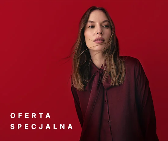 Modelka w bordowej marynarce na czerwonym tle podczas sesji Greenpoint.