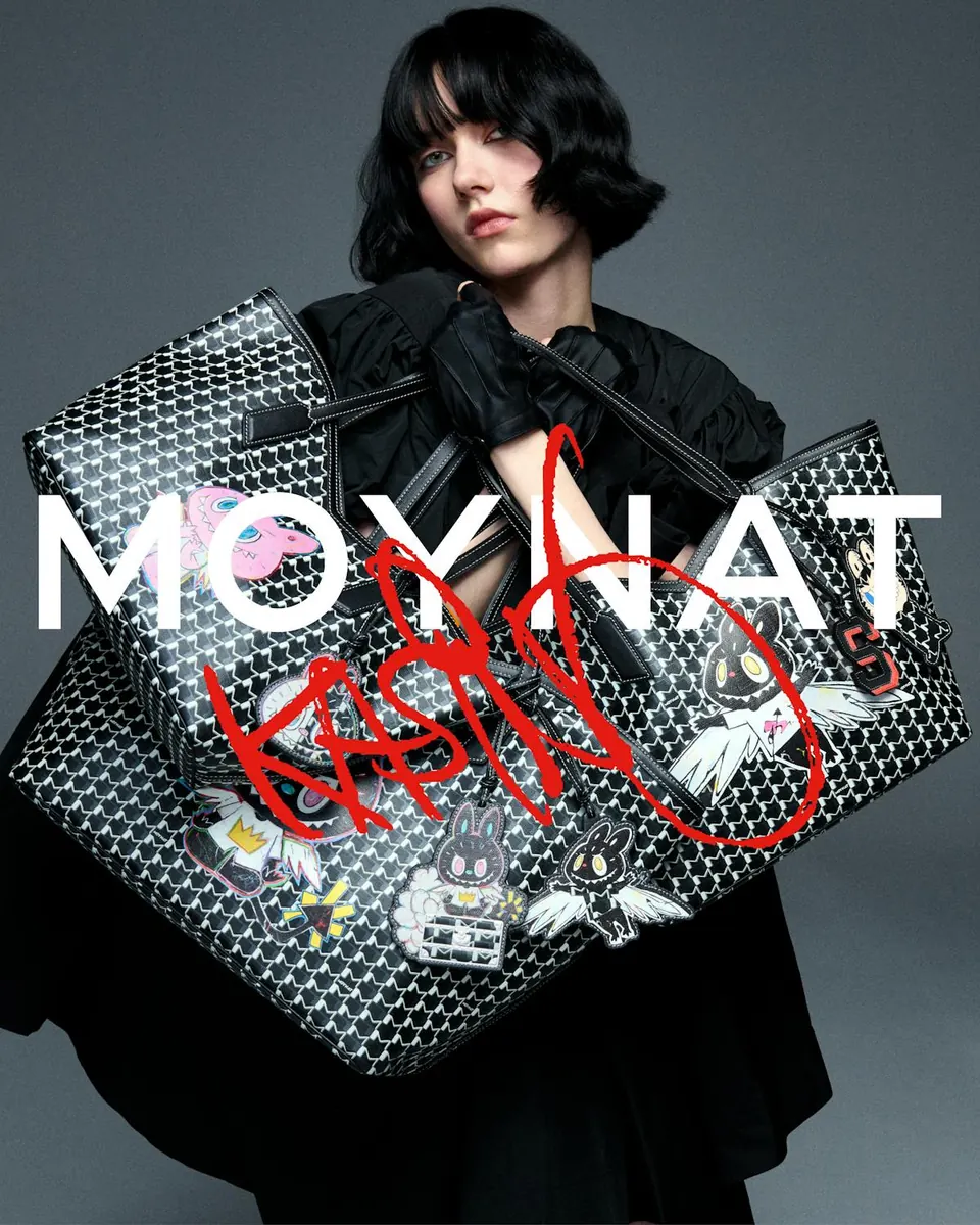 Modelka z ilustrowaną torebką Moynat