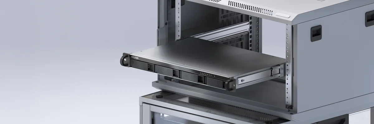 Serwer QNAP TS-432XeU wysunięty z szafy rack.