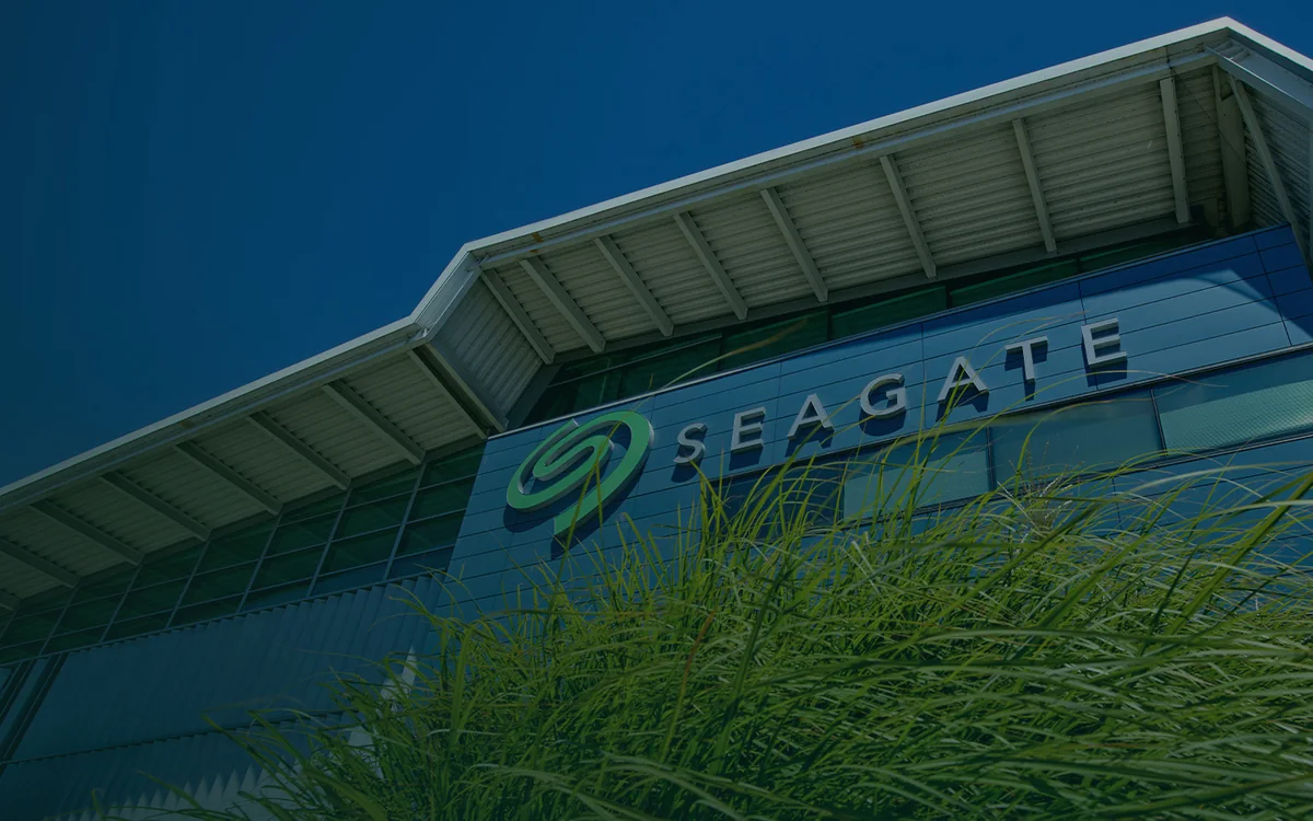 Budynek Seagate z nazwą firmy na fasadzie.