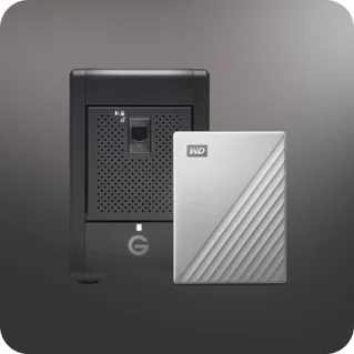 Zewnętrzne dyski Western Digital i G-DRIVE na ciemnym tle.